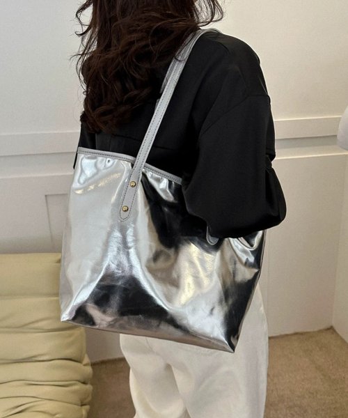 shopnikoniko(ショップにこにこ)/ メタリックシルバー トートバッグ【即納】メタリック メタル エナメル 銀 バッグ 鞄 かばん 大容量 大きめ 軽量 A4サイズ フェイクレザー 合皮 Y2K /シルバー