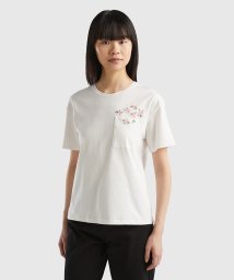 BENETTON (women)(ベネトン（レディース）)/クルーネック花柄刺繍胸ポケット半袖Tシャツ・カットソー/ホワイト