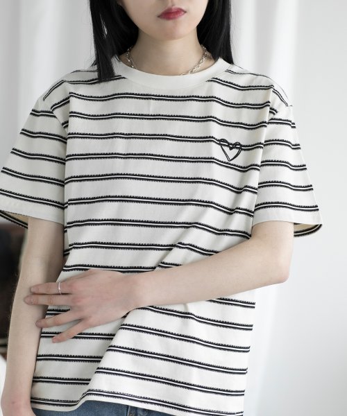 aimoha(aimoha（アイモハ）)/デザインボーダー　ハート刺繍Tシャツ/ホワイト