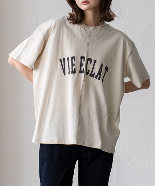 VitaFelice(ヴィータフェリーチェ)/カレッジロゴプリントＴシャツ レディース 半袖 レディース  トップス ロゴ プリント Tシャツ ワイドシルエット ステッチ クルーネック ベーシック シンプル/エクリュ