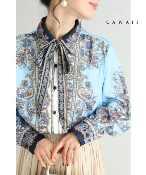 CAWAII(カワイイ)/ゴージャスなスカーフ柄の艶ブラウストップス/ブルー