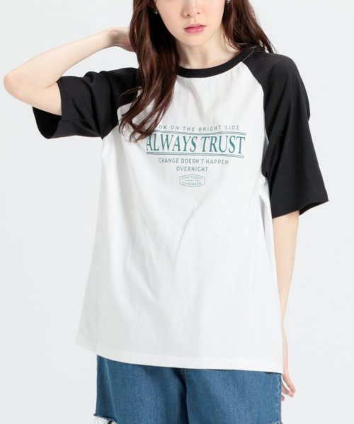 Honeys(ハニーズ)/ラグランゆるＴシャツ トップス Tシャツ カットソー 半袖 ロゴT 配色 UVカット /オフホワイト