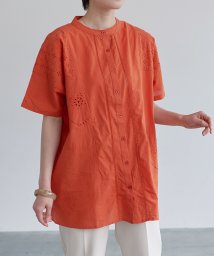 Fizz(フィズ)/綿キャンブリック 刺繍切替えデザインシャツ SS パッチワーク ブラウス　レース【2024新作】/オレンジ