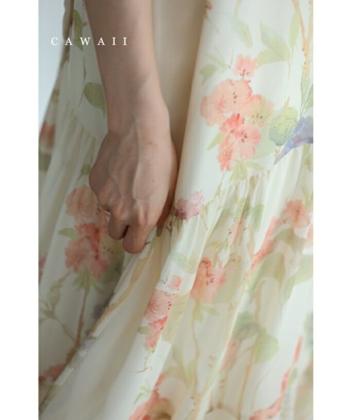CAWAII(カワイイ)/後ろ姿に揺れるリボンのふんわり花柄ミディアムワンピース/アイボリー