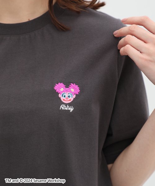 Honeys(ハニーズ)/セサミストリート／半袖Ｔ トップス Tシャツ 半袖 プリント ロゴ ワンポイント刺繍 /ブラック系1