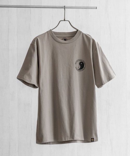 MAC HOUSE(men)(マックハウス（メンズ）)/T&C Surf Designs ティー＆シー サーフ デザインズ バックプリントインヤンTシャツ QMH/03926SS/グレージュ