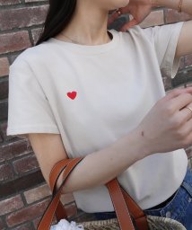 LOWYBYCORNERS(コーナーズ)/ハート刺繍コンパクトTシャツ/ベージュ