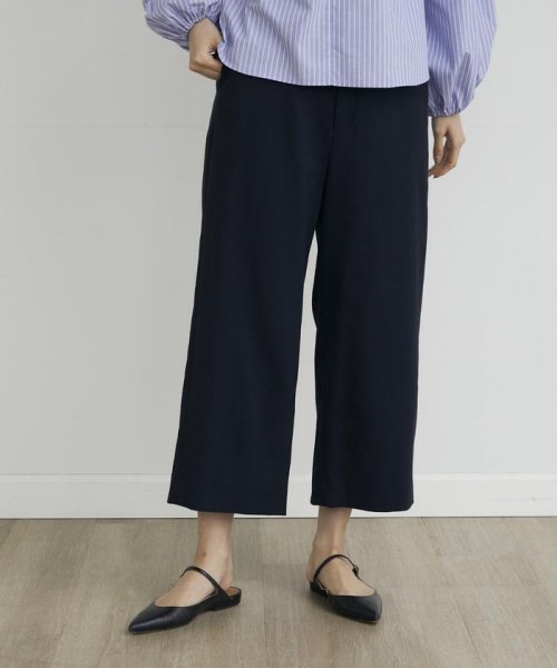 ワイドクロップドパンツ 商品説明綿麻混のポリエステル素材を使用した、すっきりとしたシルエットのワイドクロップドパンツ。凹凸のある素材で、清涼感ある肌触りです。ウエスト周り B1610925729(12298円)