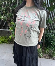 DISNEY(DISNEY)/【DISNEY/ディズニー】天竺和柄プリントクルーネック半袖BOXＴシャツ　ミッキーマウス・プーさん/ライトカーキ