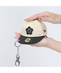 MARY QUANT(マリークヮント)/NEW ERA (R) × MQ BIGデイジー ダイカットポーチ/ブラック×ホワイト