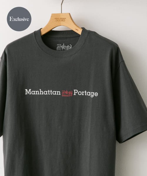 URBAN RESEARCH DOORS(アーバンリサーチドアーズ)/『別注』Manhattan Portage×DOORS　胸ロゴ プリント Tシャツ/CHARCOAL