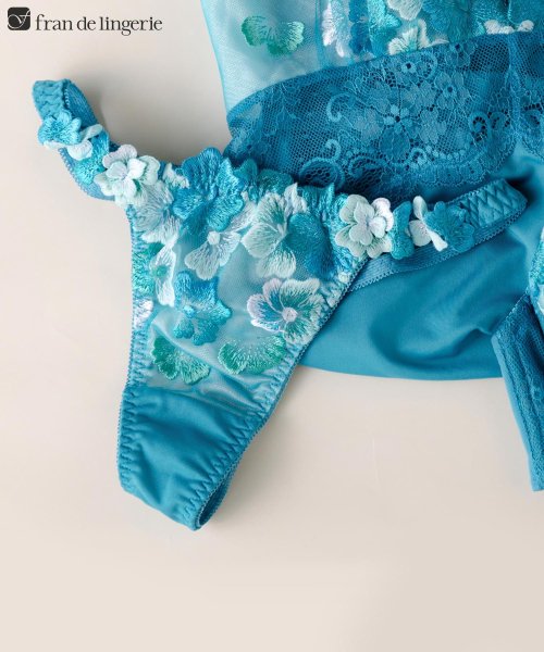 fran de lingerie(フランデランジェリー)/可憐な花びら刺繍フェミニンヒップに 「グレースイストフラワーペタル タンガ」 Tバック タンガ/ブルー