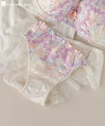 fran de lingerie(フランデランジェリー)/可憐な花びら刺繍美しさも、機能も 「グレースイストフラワーペタル バックレース」 バックレースショーツ/クリーム