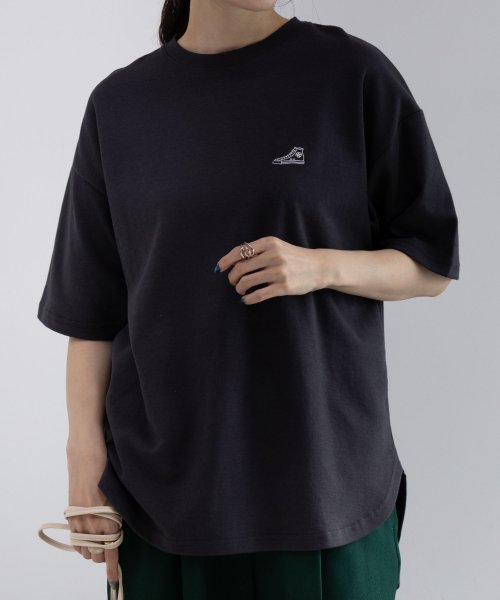 MAC HOUSE(women)(マックハウス（レディース）)/CONVERSE コンバース ポンチ素材 バックシューズ刺繍裾ラウンドTシャツ 4282－9834/グレー