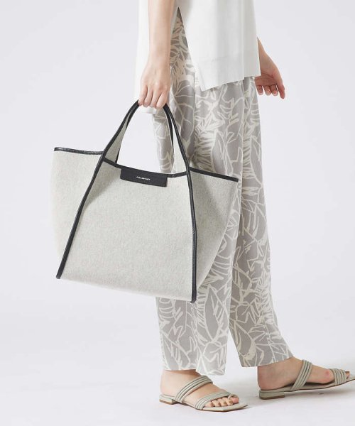 【FEEL AND TASTE】トートバッグ 商品説明キャンバス素材にレザーパイピングが特徴的なトートバッグ。マチがしっかり KUE2442304078(18722円)