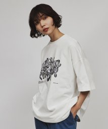 tk.TAKEO KIKUCHI(ティーケー　タケオキクチ)/メタルプリントTシャツ/ホワイト（001）