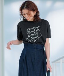 NIJYUSANKU(23区)/【井波麻里衣さんコラボ】カリグラフィー プリント Tシャツ/ブラック×フロスト