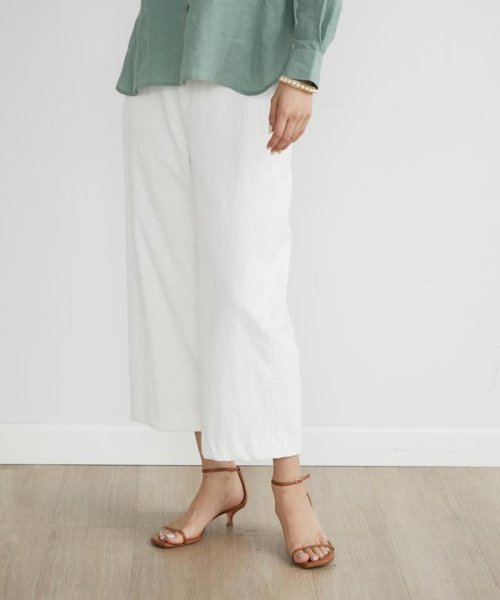 ワイドクロップドパンツ 商品説明綿麻混のポリエステル素材を使用した、すっきりとしたシルエットのワイドクロップドパンツ。凹凸のある素材で、清涼感ある肌触りです。ウエスト周り B1610925729(12298円)