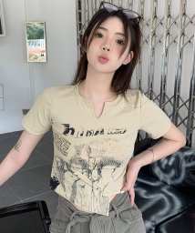 shopnikoniko(ショップにこにこ)/スリットネック ショート丈 チビTシャツ ma 【即納】 トップス 半袖  チビT ちびT クロップド丈 ミニ丈 スリットネック 裾アシメ フォトプリント ヴィ/ベージュ