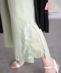 Sawa a la mode(サワアラモード)/裾に咲く花刺繍の涼しげゆったりワイドパンツ　レディース 大人 上品/グリーン