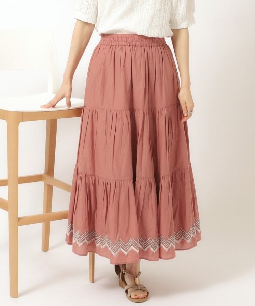 SHOO・LA・RUE(シューラルー)/ふわっと揺れる インド綿 ティアード刺繍スカート/レッド（061）
