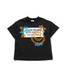 BREEZE(ブリーズ)/ロゴアップリケスプレー風プリントTシャツ/ブラック