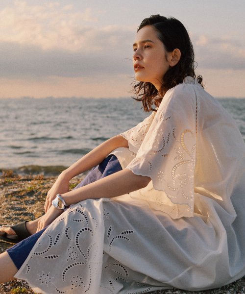 インドシフリー刺繍ワンピース 袖口に大胆にシフリー刺繍を施し スカラップにカットした贅沢な作りのワンピース