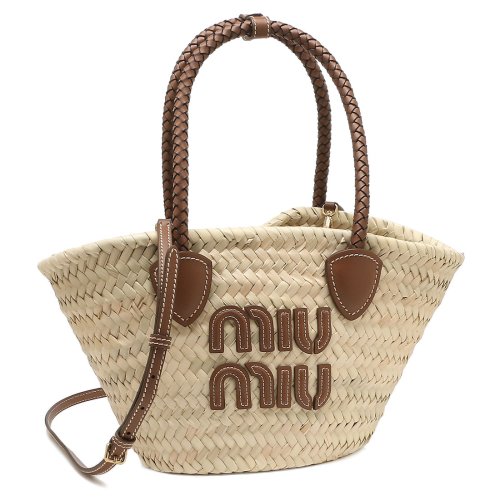 miumiu かごバック 腰かける 