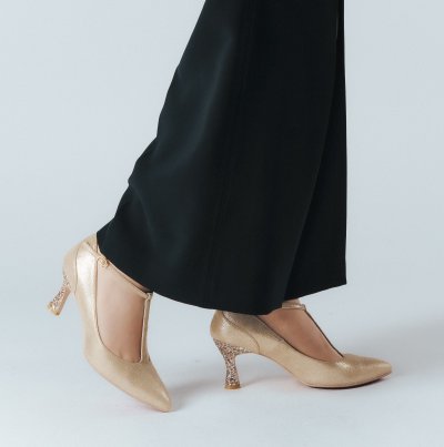 Tストラップ ポインテットグリッターヒールパンプス