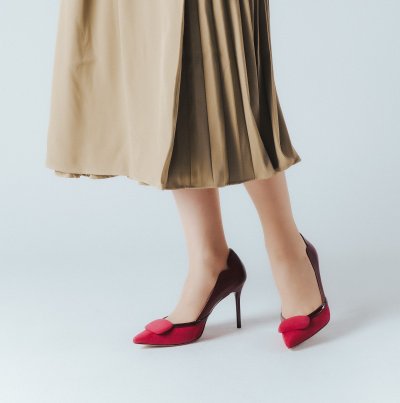 プレート付ポインテットパンプス