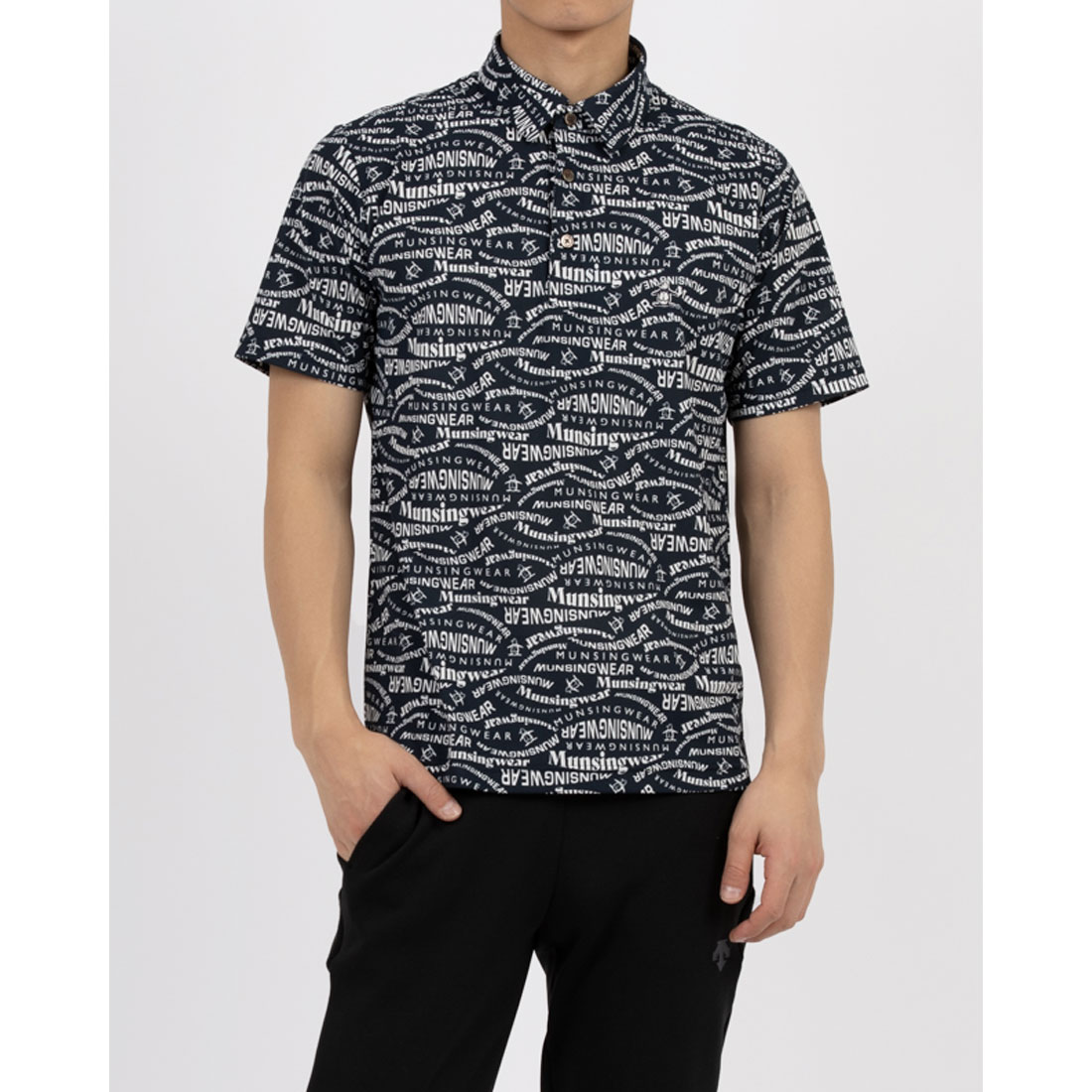 Munsingwear(ings) サンスクリーンNIRマルチロゴ総柄プリント 半袖ポロシャツ ネイビー L Munsingwear(ings) サンスクリーンNIRマルチロゴ総柄プリント 半袖ポロシャツ ネイビー L