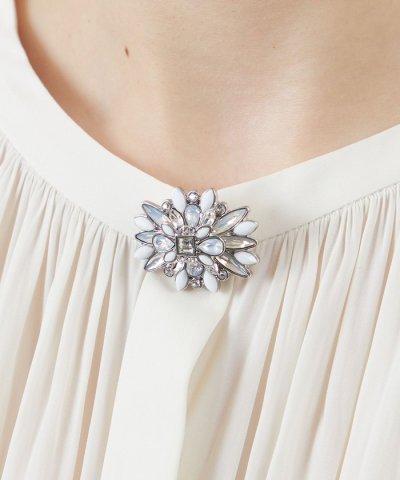 メダリオンブローチ