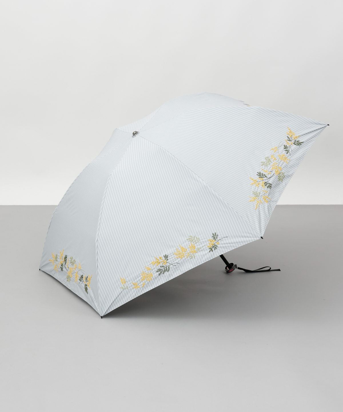 JILLSTUART(雑貨) JILL STUART(ジル スチュアート)ミモザ刺しゅう 大寸 晴雨兼用傘(折 シルバーグレー ONESIZE/FREE JILLSTUART(雑貨) JILL STUART(ジル スチュアート)ミモザ刺しゅう 大寸 晴雨兼用傘(折 シルバーグレー ONESIZE/FREE
