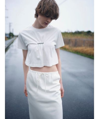 【限定カラー】【emmi×PlaX（TM）】クロップドemmiロゴＴシャツ