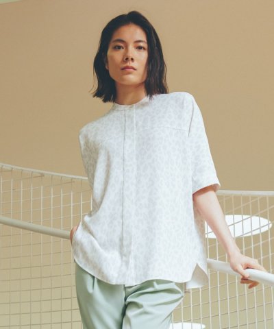 【吸水速乾】【ウォッシャブル】パンサープリントバックサテンジョーゼットブラウス