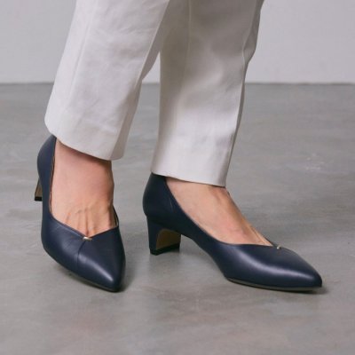 ヒップス HIPS 【本革】メタルパーツVカットパンプス