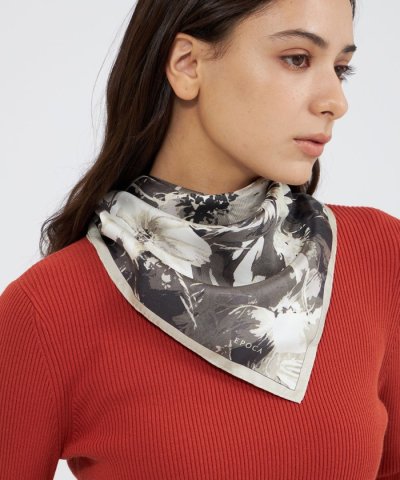 レイヤーフィオーレシルクスクエアスカーフ