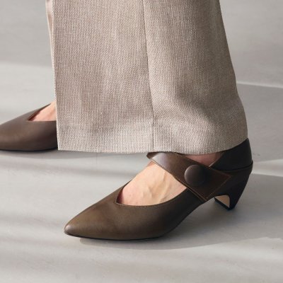 ヒップス HIPS 【本革】ボタンベルトパンプス