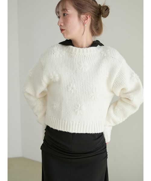 新品タグ付き　エミ emmi atelier フーディーニットプルオーバー emmi（エミ）の「【emmi atelier】フリンジニットプルオーバー（ニット