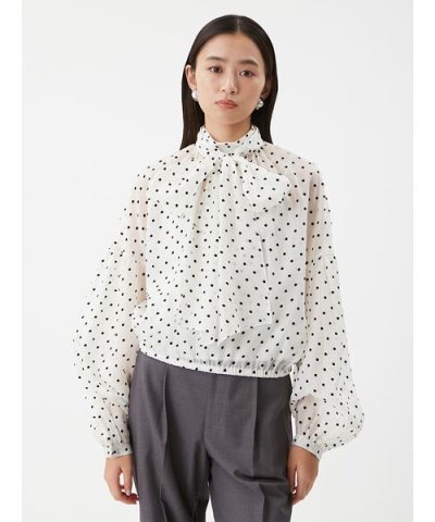 ボウタイシアーブラウス