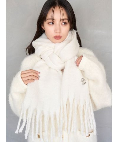 ブローチ付きマフラー