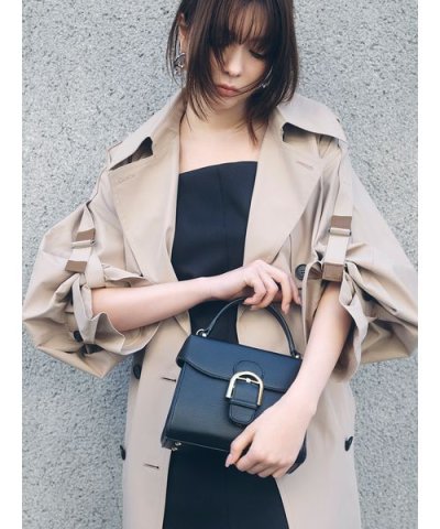 トラペーズフラップバックルバッグ