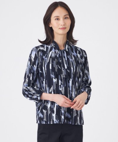 【ウォッシャブル】パウダーデシン幾何プリントブラウス