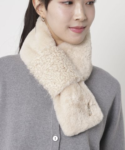 【洗える】片通しフェイクファーマフラー 18×110cm アーチロゴチャーム付き