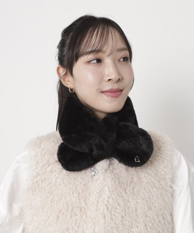 【洗える】リボン風フェイクファーマフラー 8×76cm アーチロゴチャーム付き