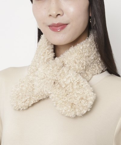 【洗える】リボン風フェイクファーマフラー 8×76cm アーチロゴチャーム付き